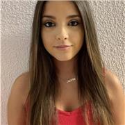 Profesora particular de inglés que imparte clases a los niños de primaria